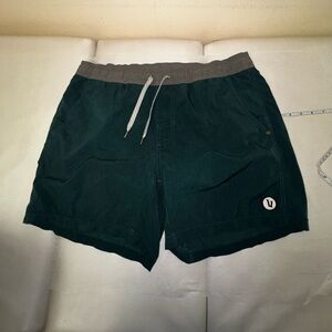 Vuori men’s kore shorts green with liner